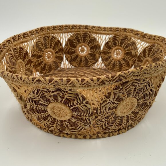 Beautiful 8" Round Vintage Coiled Pine Needle Basket - Picture 1 of 5